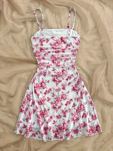 Elegante mini abito a fiori rosa con corpino arricciato e spalline sottili