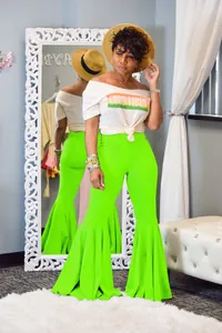 Pantalón de campana verde neón con cintura alta y bajos con volantes