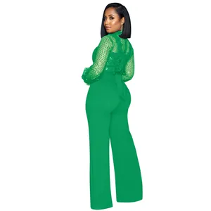 Vista trasera de mono verde con top de lentejuelas brillantes y pantalones de pierna ancha