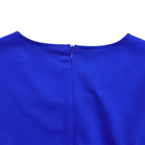 Detailansicht des verdeckten Reißverschlusses am Rücken des blauen eleganten Kleides.