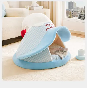 Detalle de cama tipo tienda para gatos en color azul con diseño a cuadros y peluche