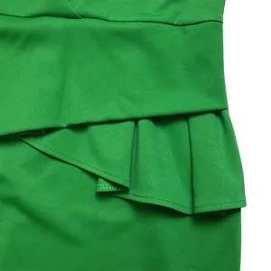 Detailansicht der eleganten grünen Faltenrüschen an einem stilvollen Bleistiftrock.