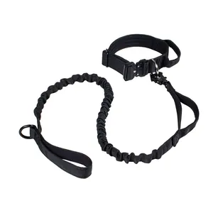 Detailoverzicht van de robuuste zwarte tactische hondenhalsband en bungee riem set