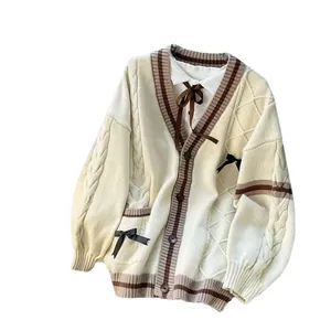 Gilet en maille crème à col en V avec accents de nœuds et bordure à rayures marron