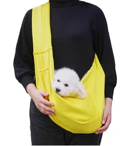Vista detallada de un bolso bandolera amarillo de poliéster para perros pequeños y gatos