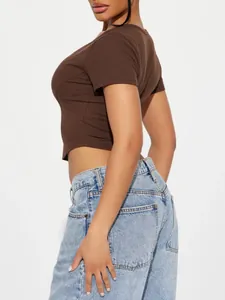 Πλαϊνή όψη του σκούρου καφέ ριμπ crop top που αναδεικνύει τη στενή εφαρμογή του.