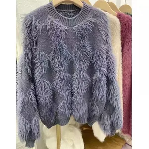Primo piano della ricca trama del patchwork di finto visone sul maglione viola da donna