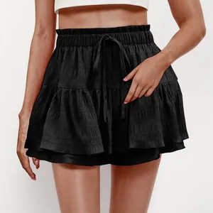 Dettaglio ravvicinato di uno skort estivo nero a balze con coulisse funzionale in vita