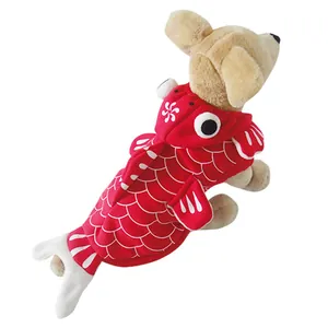 Dettaglio di un costume da pesce rosso per animali con tessuto morbido e scaglie.