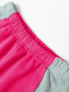 Detailaufnahme des elastischen Bunds an einer pink-grauen Colorblock-Jogginghose