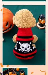 Vista dettagliata del maglione di Halloween per animali a righe rosse e nere con teschio.