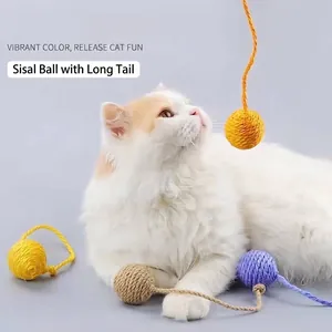 Primo piano di palline colorate in corda di sisal per gatti con lunghe code