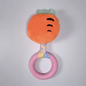 Dettaglio del peluche a forma di carota per cani con anello da dentizione rosa