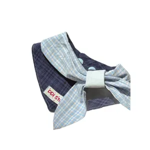 Simpatico bandana a scacchi blu con papillon decorativo per piccoli cani e gatti