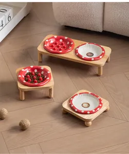 Gamelles pour animaux en céramique champignon rouge avec supports en chêne naturel.