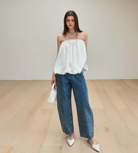 Haut bustier élégant en satin blanc avec un design bouffant et ample stylé