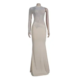 Detalle de un vestido de noche beige sexy ajustado con diamantes de imitación y malla