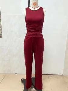 Completo a due pezzi con top senza maniche arricciato e pantaloni larghi a vita alta.