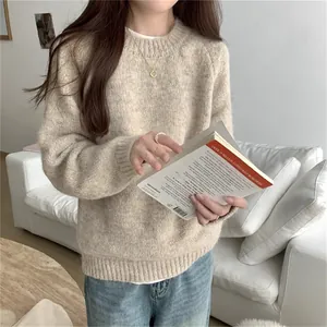 Gros plan sur un pull en maille douce à col rond beige pour femme, style décontracté