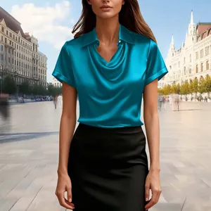 Elegante türkisfarbene Satin-Kurzarmbluse mit Wasserfall-Ausschnitt und Revers-Detail.