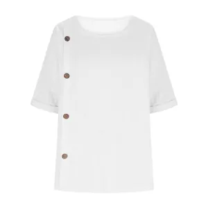 Dettaglio di maglia bianca in cotone e lino con bottoni in legno decorativi laterali.