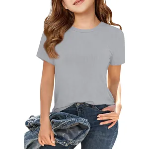 Gedetailleerd beeld van het lichtgrijs geribbeld T-shirt voor meisjes met ronde hals