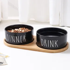 Minimalistisches Set aus Keramik-Haustiernäpfen mit Bambustablett und stilvollem Druck