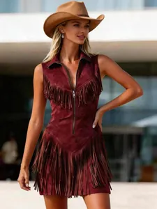 Détail de la robe de style western en daim bordeaux avec franges et fermeture éclair.
