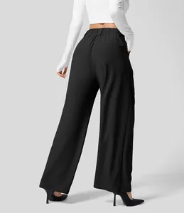 Rückansicht der schwarzen Hose mit hoher Taille, weitem Bein und fließender Silhouette.