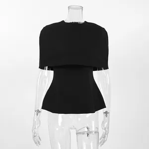 Vue détaillée d'un ensemble haut à cape noir de style français sur mannequin transparent