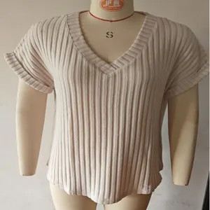 Gedetailleerd beeld van een beige dames-T-shirt met V-hals en korte mouwen op een pop