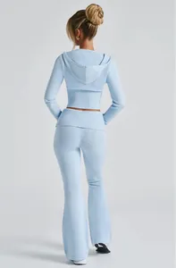 Vista posteriore che mostra la silhouette e il cappuccio del completo in maglia blu.