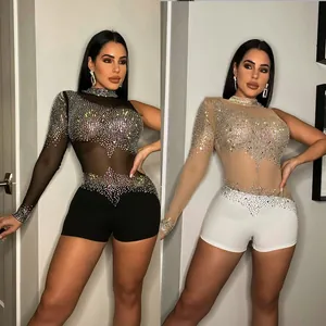 Dettaglio di body in rete con strass bianchi e neri indossati da una modella