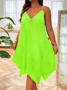 Vista detallada del vestido de verano verde neón con cuello en V, cremallera y tiras de cadena
