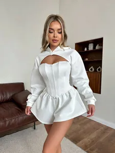 Elegante conjunto blanco de 3 piezas con chaqueta, corsé y pantalones cortos anchos