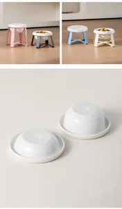 Dettaglio del fondo delle ciotole per animali in ceramica bianca