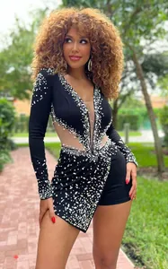 Vista dettagliata della sexy tutina nera in rete con decoro di perle e di strass.