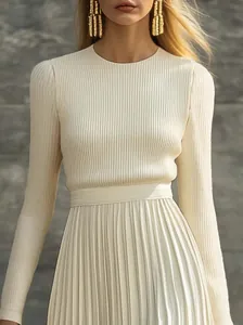 Elegante vestido largo plisado de punto crema de manga larga con cinturón ajustado