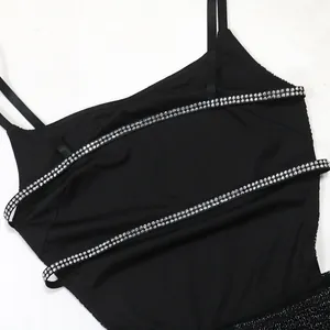 Gros plan détaillé d'un body noir sexy avec des bretelles en strass scintillantes.