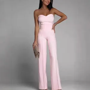 Eleganter rosa trägerloser Jumpsuit mit schmaler Passform und weitem Bein für Damen.