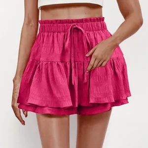 Dettaglio ravvicinato di gonna-pantalone rosa con volant e coulisse regolabile in vita