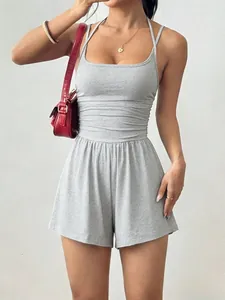 Casual grijze mouwloze romper met gerimpelde taille en wijde pijpen short op model