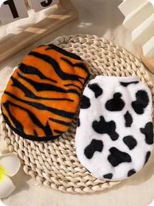 Chalecos de felpa gruesos con estampados de tigre y vaca para cachorros y gatitos.