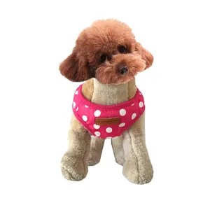 Dettaglio dell'imbracatura a pois rosa per cani di piccola taglia