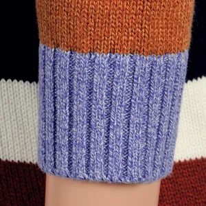 Detalle macro de cárdigan de punto a rayas multicolores con puño elástico y textura