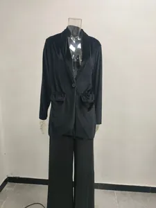 Eleganter schwarzer Samtblazer mit Revers und passender weiter Hose auf einer Schaufensterpuppe.