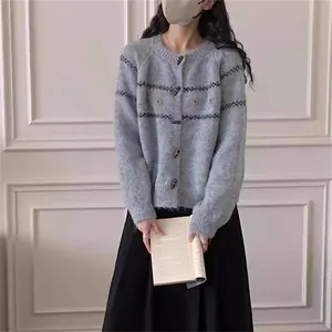 Cárdigan de punto azul claro elegante para mujer con cuello redondo, botones de cuerno y bordado