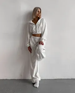 Λεπτομέρεια ενός λευκού καθημερινού σετ loungewear δύο τεμαχίων με κουκούλα για γυναίκες