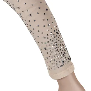 Dettaglio ravvicinato di body in mesh trasparente con strass argentati brillanti.