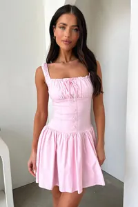 Détail d'une élégante robe bustier rose avec buste à volants et jupe évasée sur le mannequin